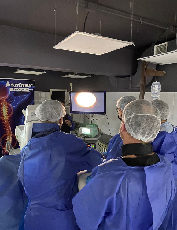 Equipo Spinex en cirugía